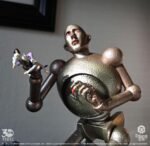 Statuetka Knucklebonz Queen Robot News of the World 20 x 21 x 24 cm