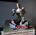 Statuetka Knucklebonz Queen Robot News of the World 20 x 21 x 24 cm
