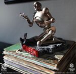 Statuetka Knucklebonz Queen Robot News of the World 20 x 21 x 24 cm